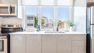 2 Bedroom Apartment | Cucina privata | Microonde, macchina per tè/caffè, tostapane, spezie