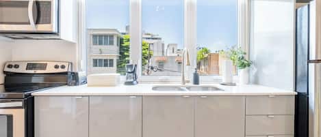 2 Bedroom Apartment | Dapur peribadi | Ketuhar gelombang mikro, pembancuh kopi/teh, pembakar roti, rempah