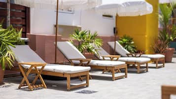 Utendørsbasseng, bassengparasoller og solsenger