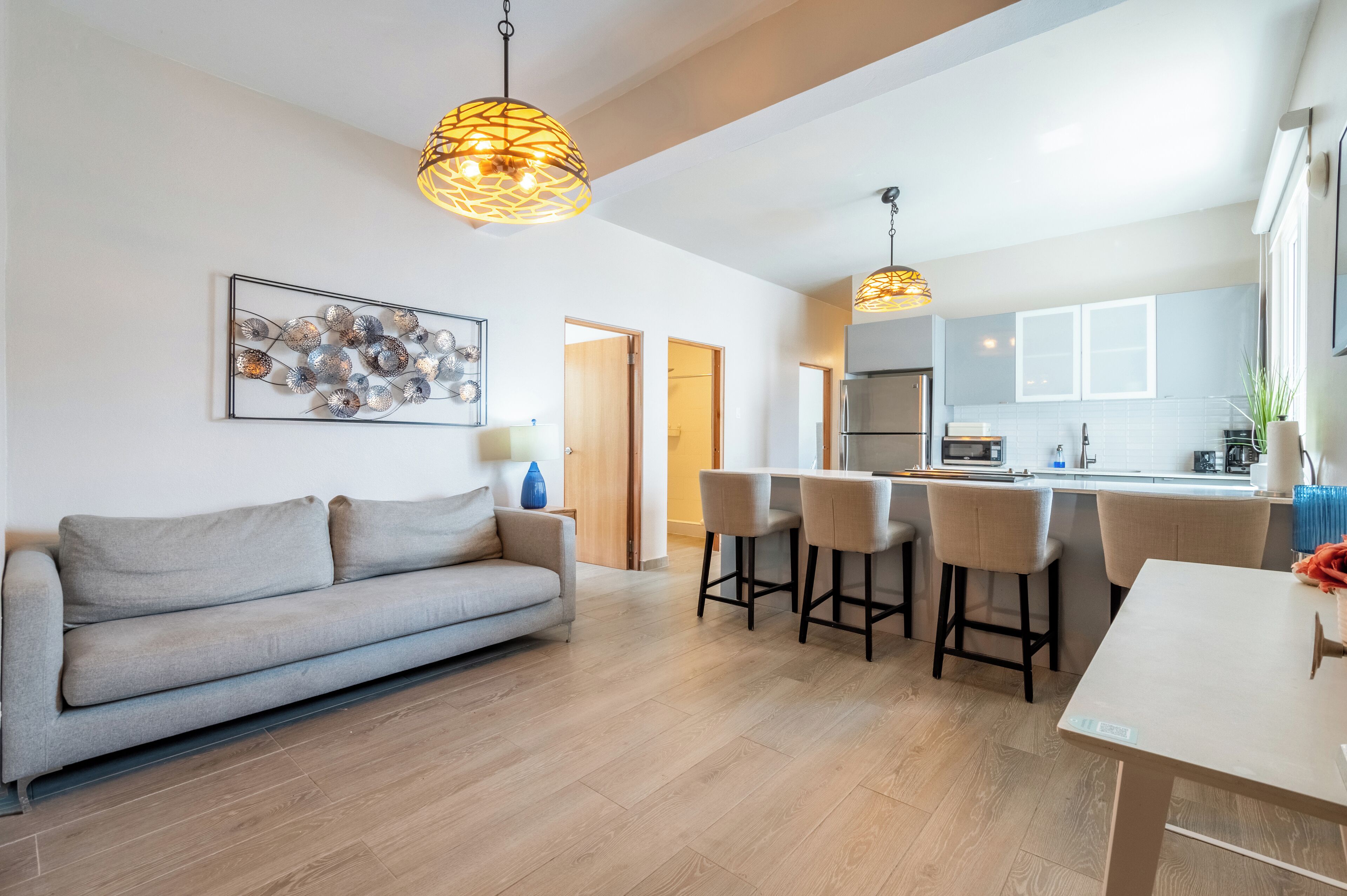 4 Bedroom Apartment | Oppholdsområde | En 42-tommers smart-TV med digitale kanaler samt Netflix og Hulu