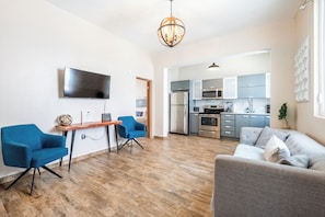 3 Bedroom Apartment | Zona de estar | Smart TV de 42 pulgadas con canales digitales, además de Netflix, Hulu