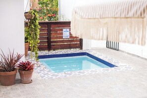 屋外プール、プール パラソル、サンラウンジャー