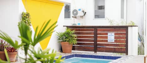 Outdoor pool, pool umbrellas, sun loungers