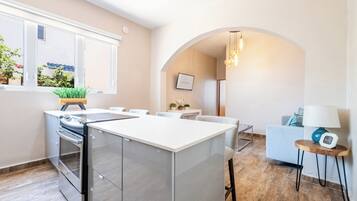 3 Bedroom Family Apartment | Eigene Küche | Mikrowelle, Wasserkocher mit Kaffee-/Teezubehör, Toaster, Gewürze