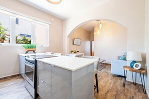 3 Bedroom Family Apartment | 私人厨房 | 微波炉、茶具/咖啡用具、烤面包机、调味品