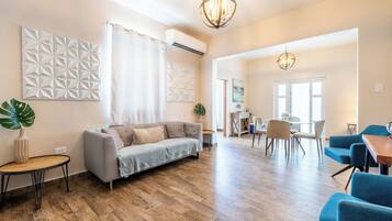 3 Bedroom Apartment | Área de sala de estar | Smart TV de 42 pulgadas con canales digitales, Netflix y Hulu