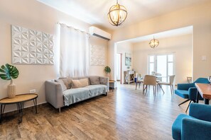 3 Bedroom Apartment | 起居区 | 42-英寸智能电视（配备数码频道）、Netflix、Hulu