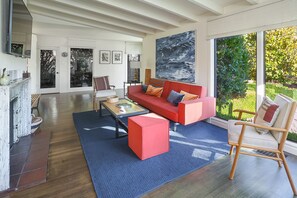 Smart TV y chimenea 