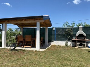 Outdoor dining - A two bedroom holiday apartment with swimming pool - Lavanda 2 (Buje)