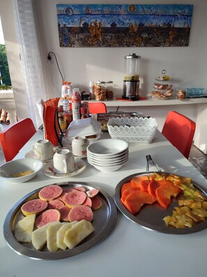 Desayuno continental diario (USD 5 por persona)