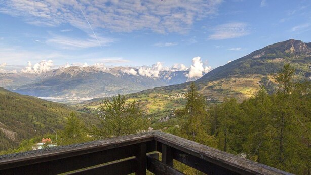 A mountain view from a wooden balcony with a clear sky. - 100m from ski slopes, 10th floor, balcony, tv, ski locker, 45m², Les Orres (Les Orres)