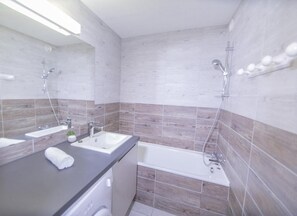 Bathtub - 100m from resort center, 10th floor, balcony, tv, ski locker, 45m², Les Orres (Les Orres)