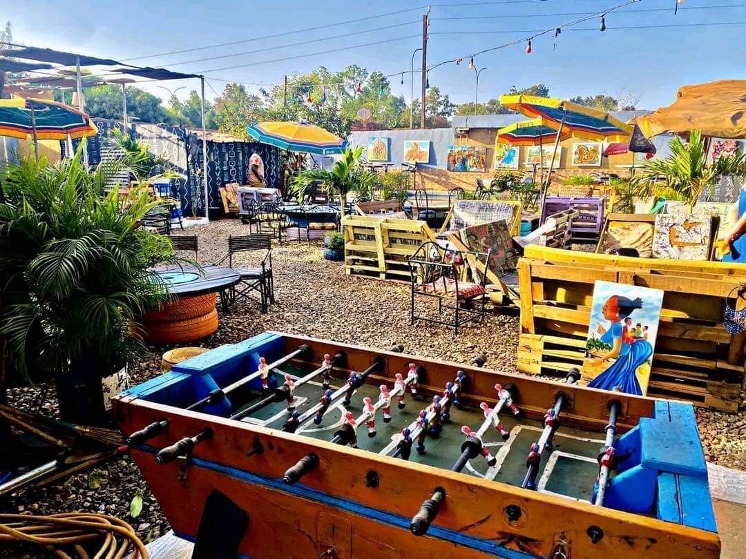 Der serveres morgenmad, frokost og lokale og internationale retter