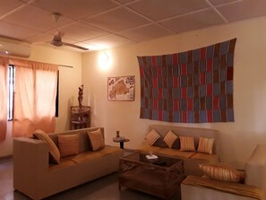 Twin Room | Individually decorated, individually furnished, desk, laptop workspace - Villa Tenko (Ouagadougou)