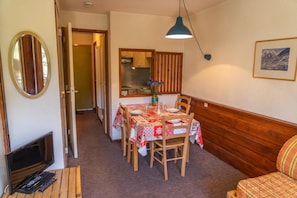 Interior - 100m from resort center, 1st floor, balcony, tv, ski locker, 30m², Les Orres (Les Orres)