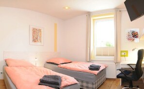 Basic Double Room | Desk, soundproofing, rollaway beds, free WiFi - Pension Ausgeschlafen (Neumuenster)