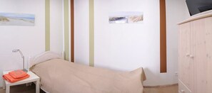 Basic Single Room | Desk, soundproofing, rollaway beds, free WiFi - Pension Ausgeschlafen (Neumuenster)