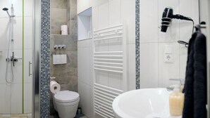تجهيزات دش، مجففات شعر، مناشف، ورق حمّام