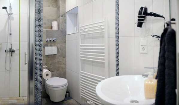 Shower, hair dryer, towels, toilet paper - Pension Ausgeschlafen (Neumuenster)