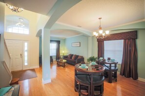 獨棟房屋 (7 Bedrooms, 4.5 Bathrooms) | 房內用餐區