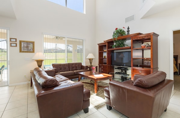 Talo (7 Bedrooms, 4.5 Bathrooms) | Olohuone | 60–tuumainen LCD-televisio, jossa kaapelikanavat