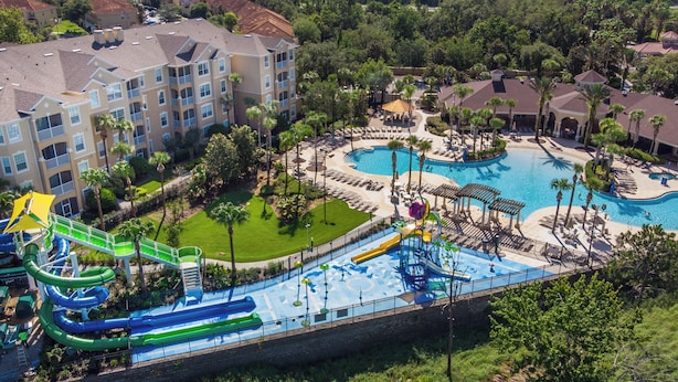 Ein Resort mit mehreren Swimmingpools, einem Wasserpark und einem großzügigen Gebäude mit Balkonen.