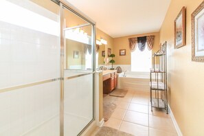 Hus, 6 soverom (4 Bathrooms) | Bad | Separat badekar og dusj, hårføner, håndklær og såpe