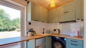 Fridge, microwave, toaster, cookware/dishes/utensils - Pass the Keys | Charming and Central Garden Studio Flat | Free Parking (Cambridge)