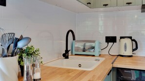 Fridge, microwave, toaster, cookware/dishes/utensils - Pass the Keys | Charming and Central Garden Studio Flat | Free Parking (Cambridge)