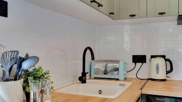 Frigorifero, microonde, tostapane, pentole/stoviglie/utensili