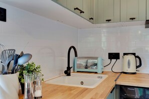 Kühlschrank, Mikrowelle, Toaster, Kochgeschirr/Geschirr/Besteck