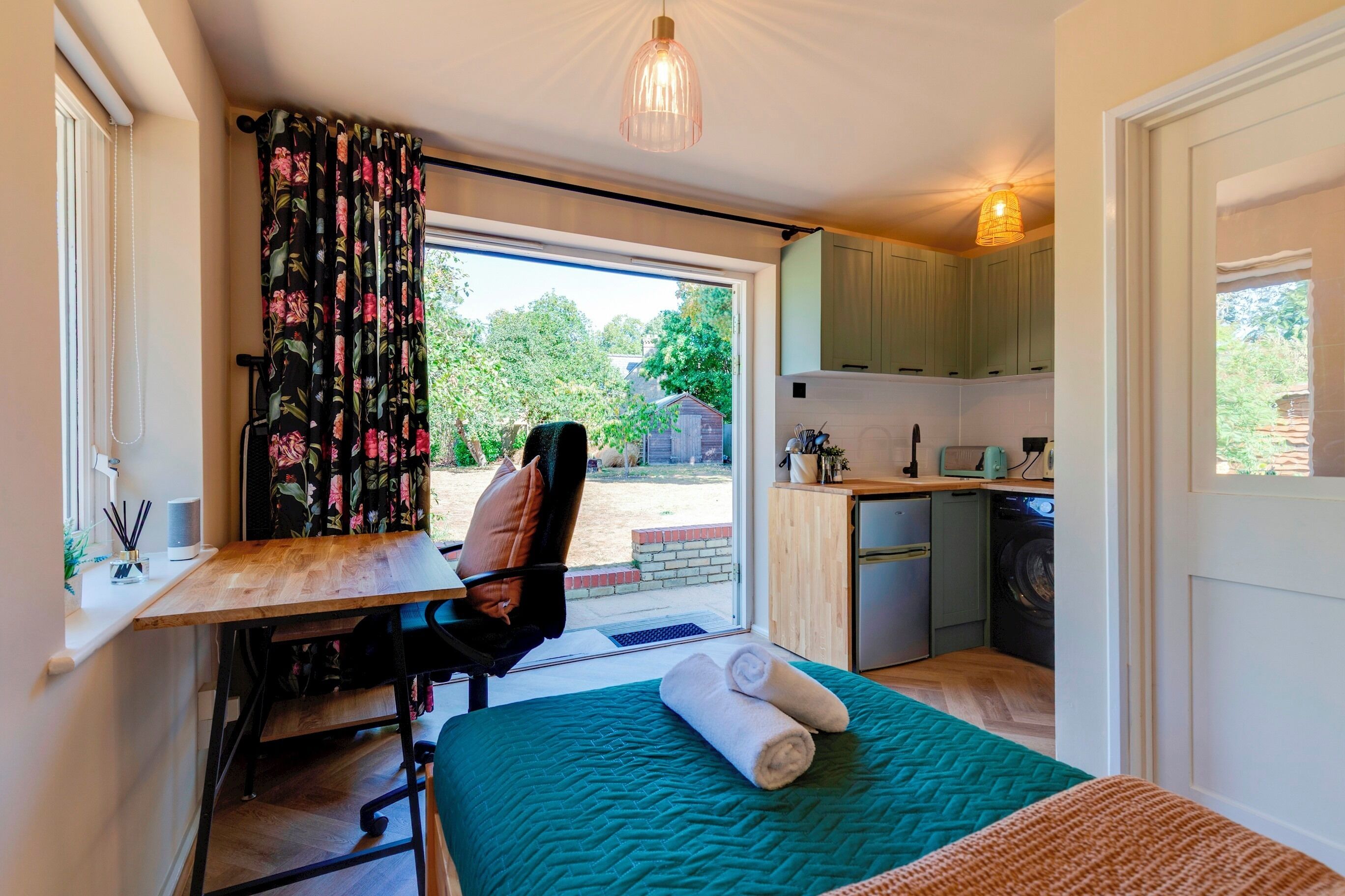 Skrivebord, strykejern/-brett, wi-fi (inkludert) og sengetøy