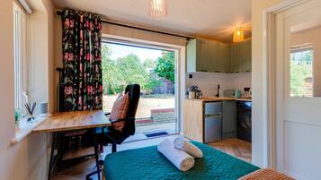 Una scrivania, ferro/asse da stiro, Wi-Fi gratuito, lenzuola