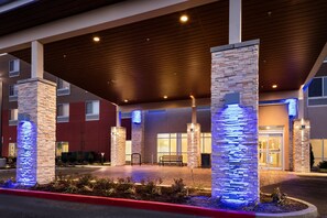 Front of property – evening/night - Holiday Inn Express & Suites Bend South by IHG (Bend)