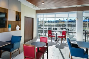 Lobby lounge - Holiday Inn Express & Suites Bend South by IHG (Bend)