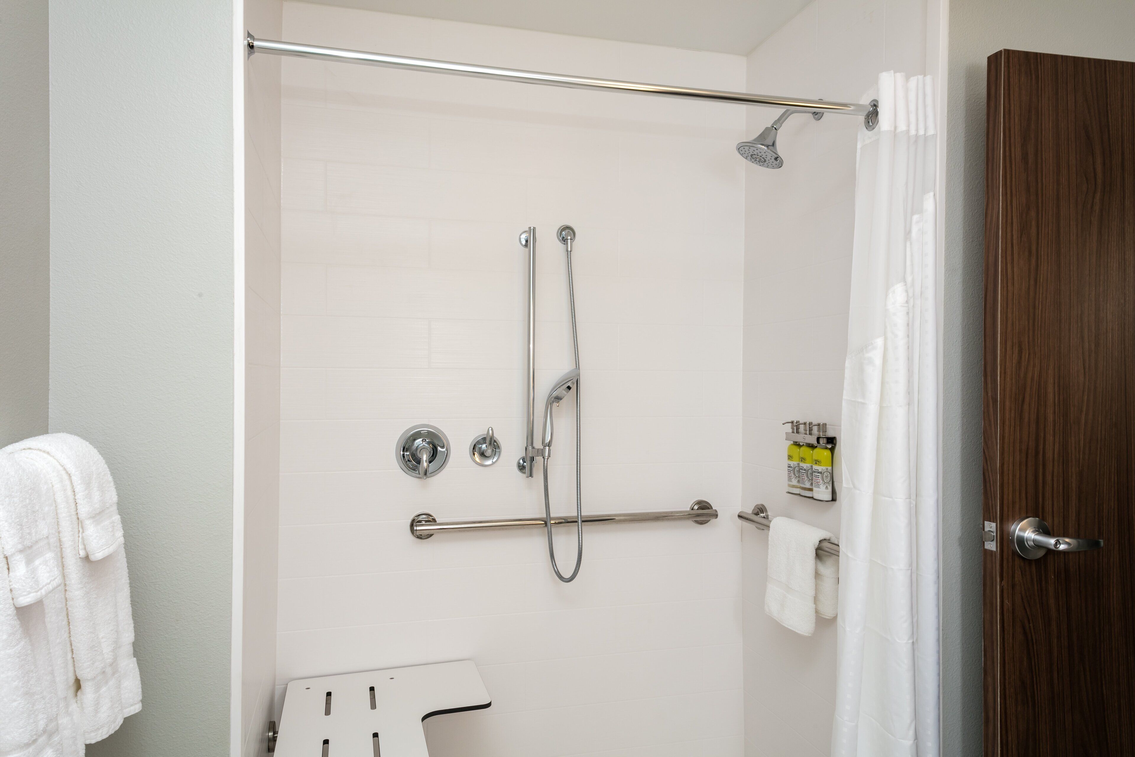 standard room, 1 king bed, mobility accessible (communications, roll-in shower) | individually decorated, individually furnished, desk, laptop workspace