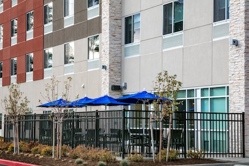 Holiday Inn Express & Suites Bend South by IHG
