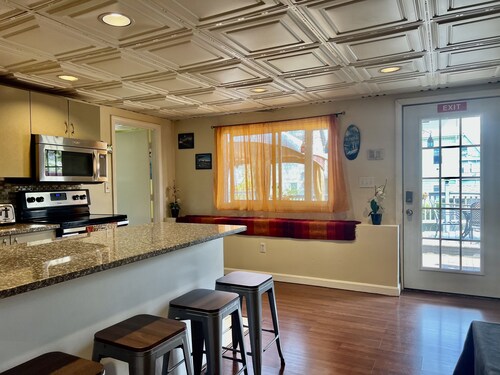 Cozy Modern 2 Bedrooms Apartment Close to Boston