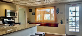 Cozy Modern 2 Bedrooms Apartment Close to Boston