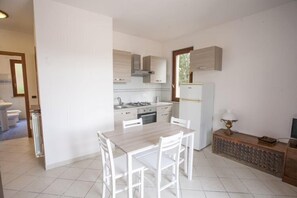 Apartment, 1 Schlafzimmer | Essbereich im Zimmer