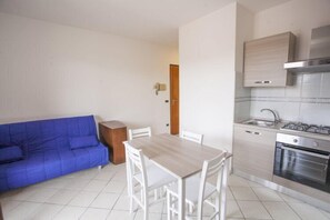 Apartment, 1 Bedroom | Private kitchen | Full-size fridge, stovetop, coffee/tea maker, cookware/dishes/utensils - Bilocale Consumella (Portoferraio)