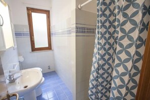 Apartment, 1 Schlafzimmer | Badezimmer | Dusche, Bidet, Handtücher