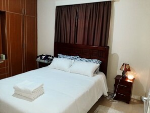 3 chambres, coffres-forts dans les chambres, fer et planche à repasser