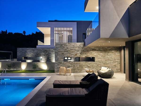 Piscine extérieure, piscine chauffée, chaises longues