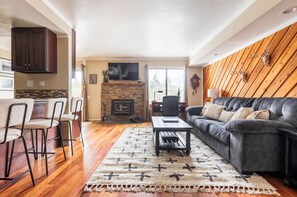 Televisión, chimenea y tenis de mesa