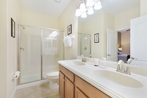 Rumah (7 Bedrooms, 5 Bathrooms) | Kamar mandi | Bathtub dan shower terpisah, pengering rambut, handuk, dan sabun
