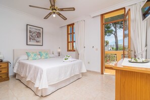 3 slaapkamers, een strijkplank/strijkijzer, gratis wifi, beddengoed