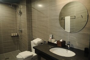 A modern bathroom with a shower, toilet, sink, and a large mirror. - Le Vent Homestay Tam Dao (Tam Dao)