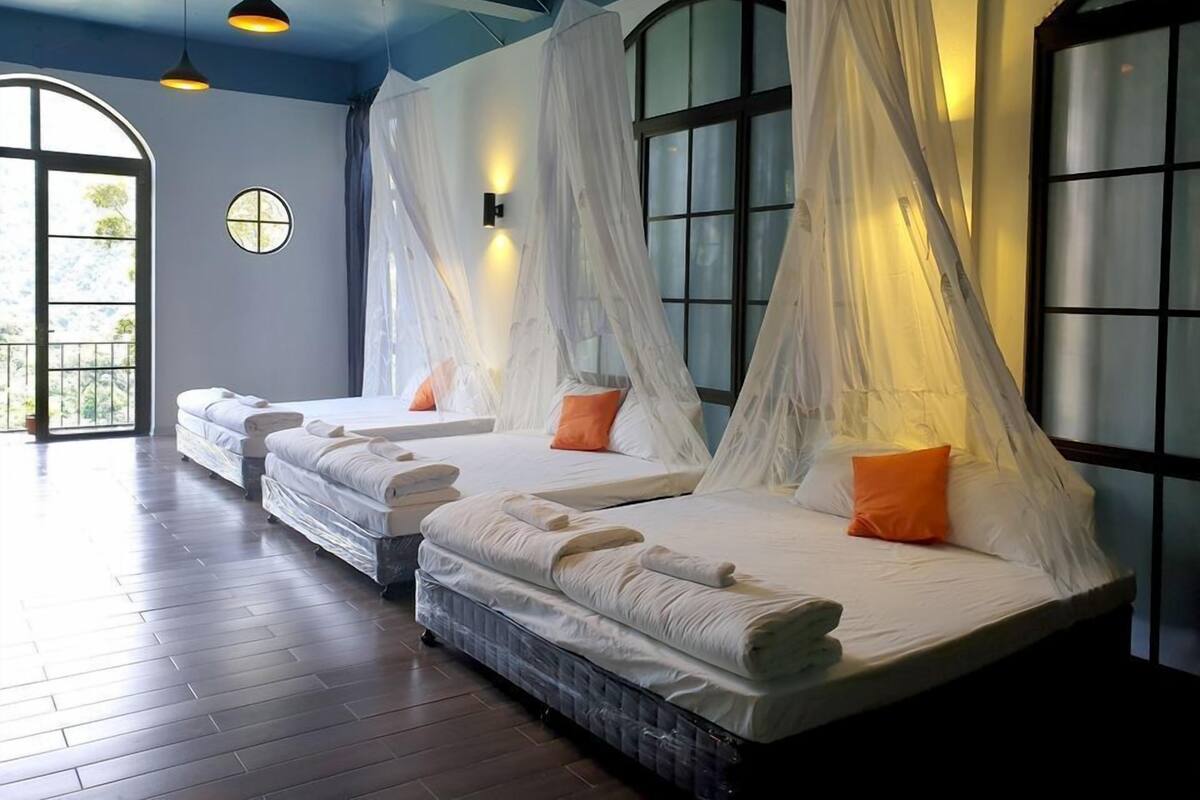 Studio Suite dành cho gia đình, nhiều giường, ban công, quang cảnh núi | Minibar, phòng cách âm, truy cập Internet không dây miễn phí 