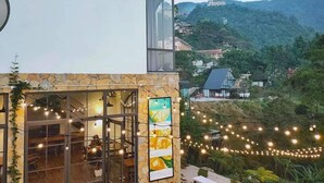 A restaurant with a view of a hilltop castle. - Le Vent Homestay Tam Dao (Tam Dao)